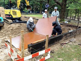 サビ加工された歩道の据付け